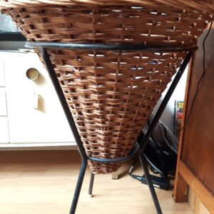 Mand van riet op standaard.